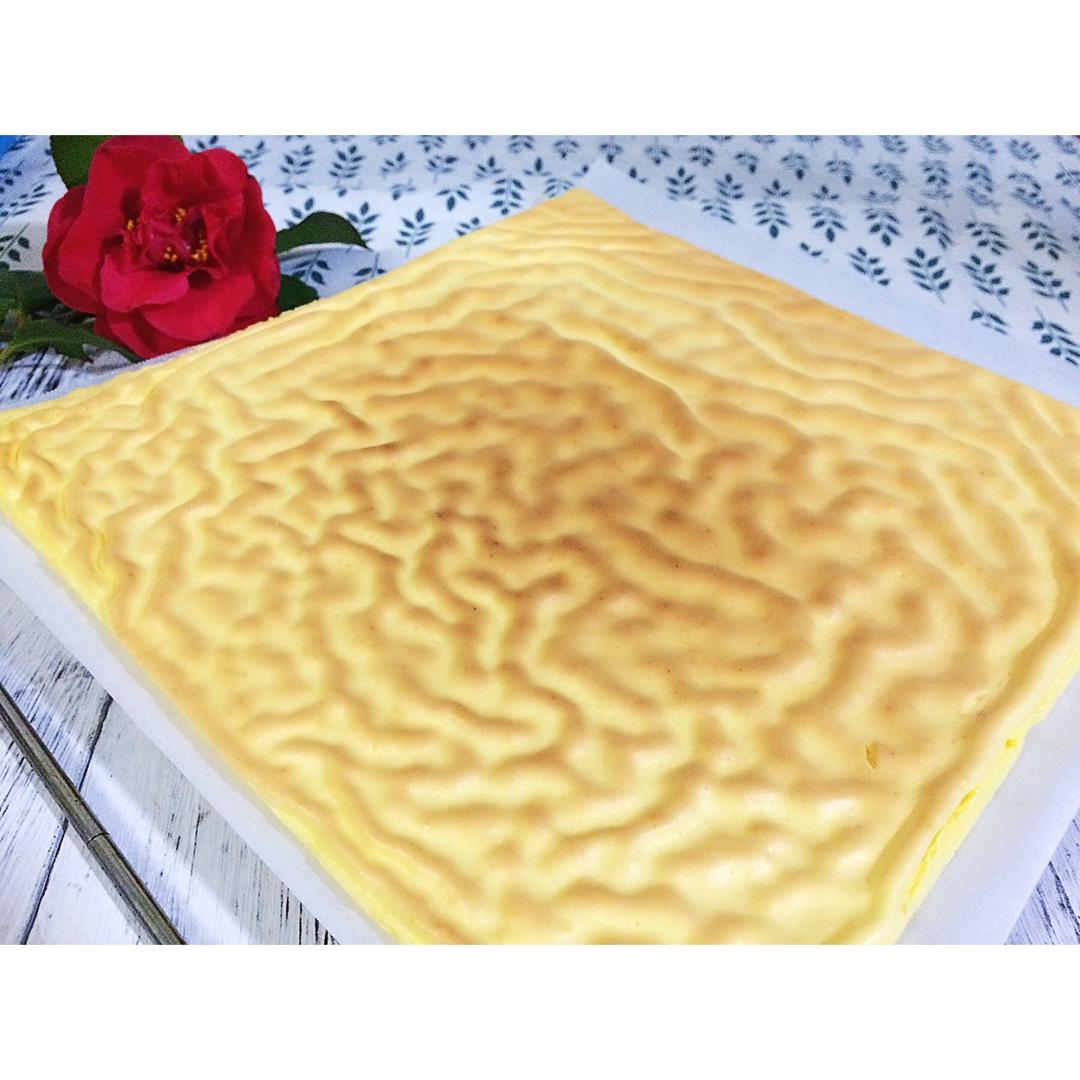 爱生活爱美食，自小就喜欢看妈妈烧各种菜肴，到现在为止一有美食节目和书籍都很乐意关注，梦想着哪天能开一间私房小菜馆，一切都是嫁人为妇身不由己啦……只能在我的小厨房找点乐趣了，自从进了下厨房认识了那么多的巧手美厨娘，才知爱美食的吃货都很棒，为家人每天创作出一道