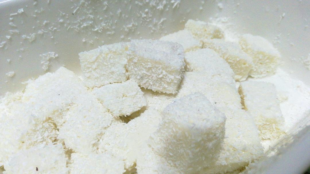 【视频】85度C 椰蓉牛奶小方～不用烤箱的夏日甜点