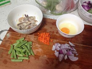 混搭洋葱四季豆、鸡蛋虾仁炒饭的做法 步骤1