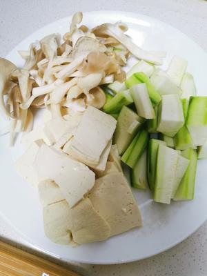 丝瓜菌菇豆腐煲的做法 步骤4