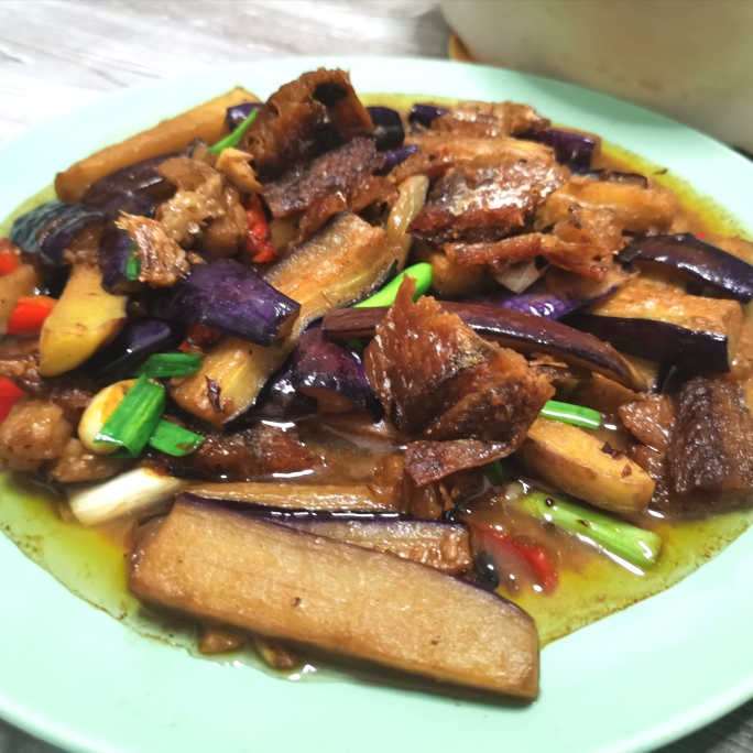 茄子闷炒豆豉鲮鱼   广东口味下饭菜  快手菜 可以多吃几碗白米饭了