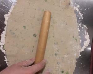 土豆大饼卷小葱的做法 步骤8