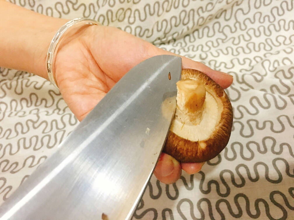 巧切香菇花的做法 步骤1