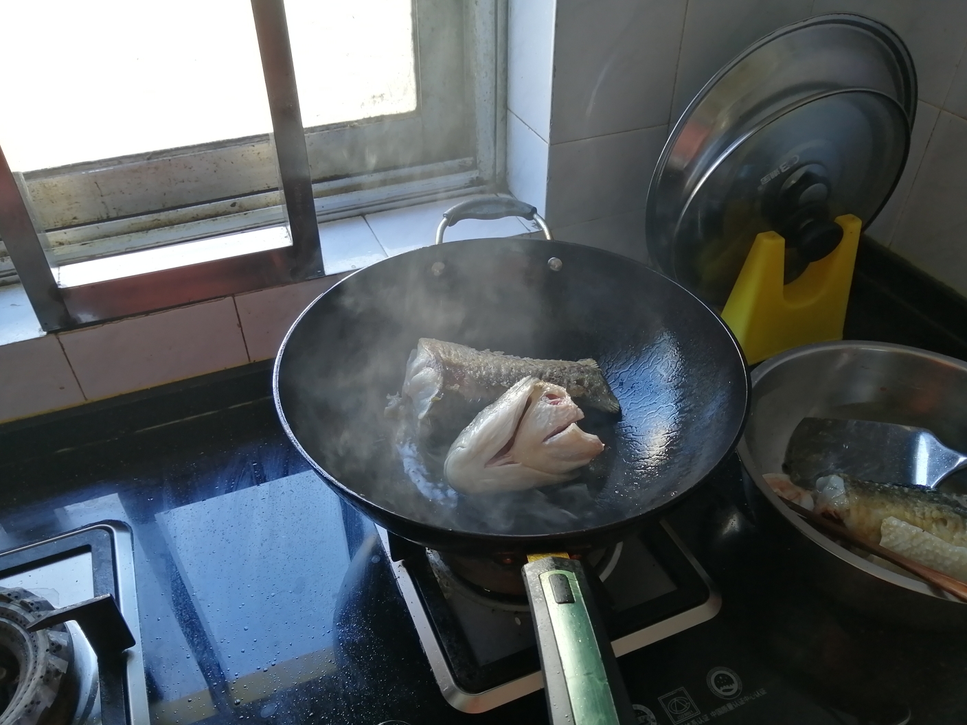 新鲜小茴香炖鱼的做法 步骤2