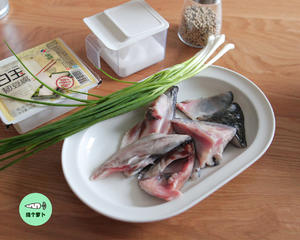 三文鱼头豆腐汤，高蛋白质减肥食谱的做法 步骤1