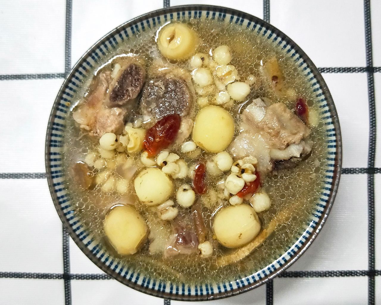 补气健脾胃的排骨薏米莲子汤的做法