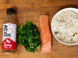 菠菜三文鱼饭团——消灭剩米饭的做法 步骤1