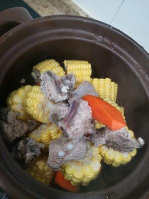 新手也能做清甜玉米胡萝卜炖排骨汤的做法 步骤2