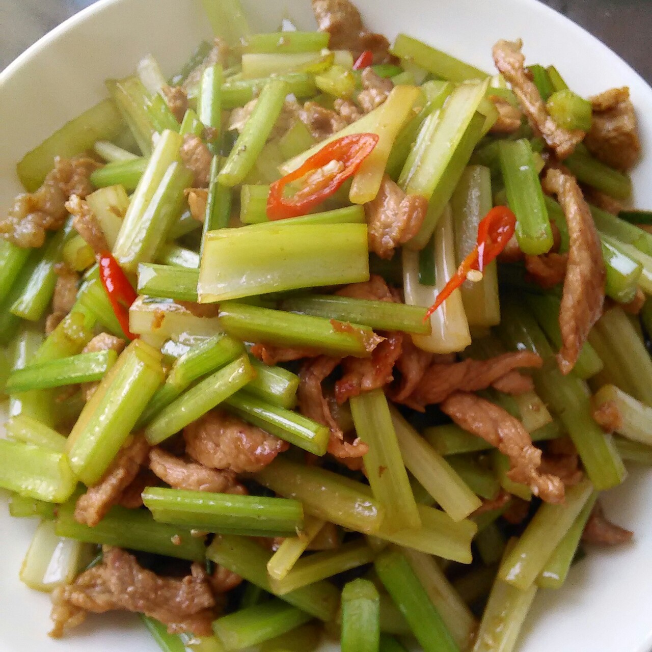 厨房里的小娘子做的芹菜炒肉