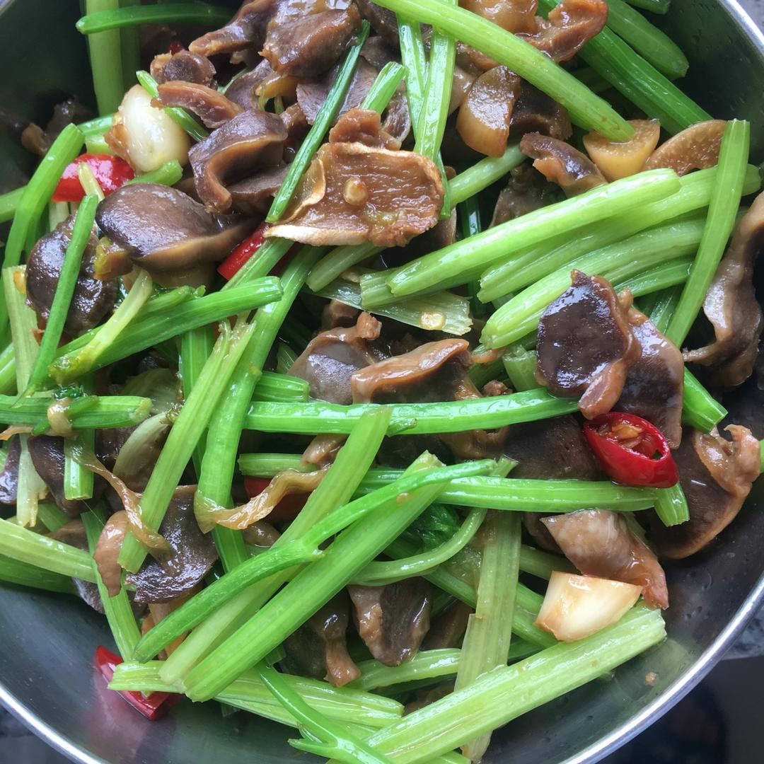 萌大甜做的芹菜炒鸡胗