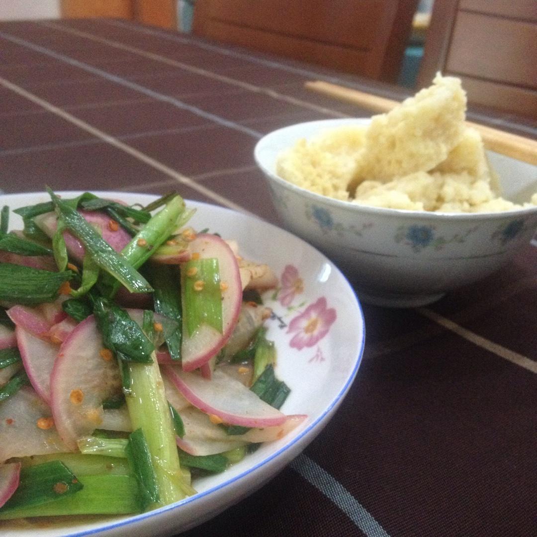 蒜苗炒红色的萝卜