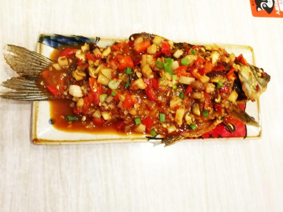 厨师长教你：“干烧鲤鱼”的家常做法，汤汁郁浓，肉嫩软糯