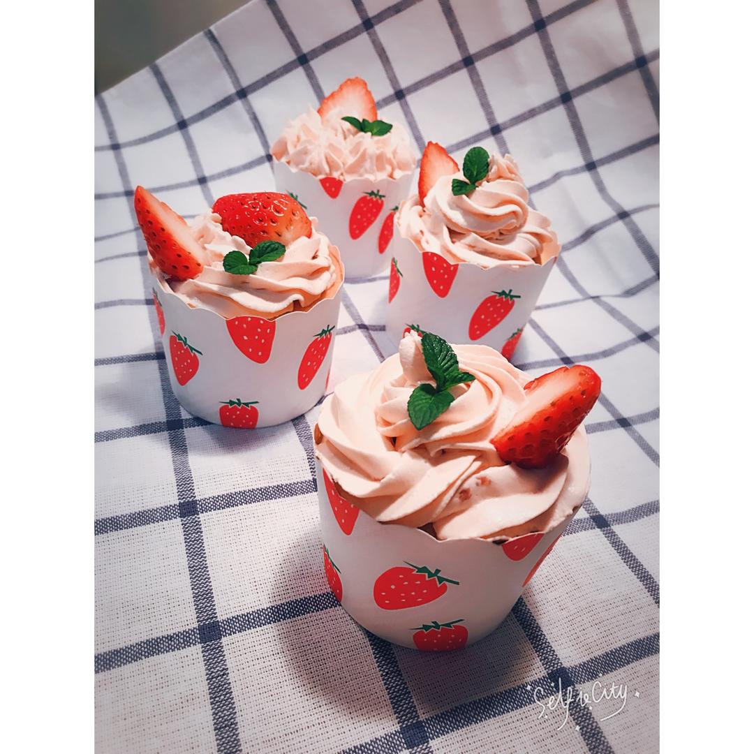 粉红草莓奶油cupcake