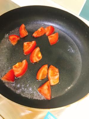 番茄海鲜菇鸡蛋汤羹的做法 步骤3