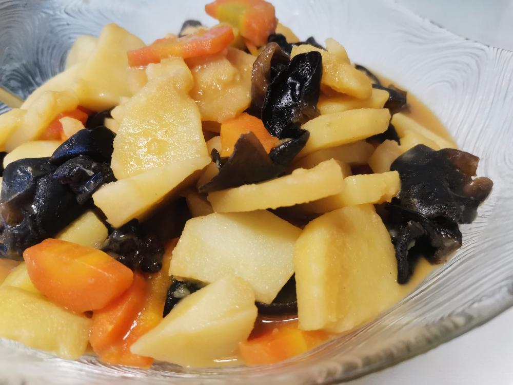 土豆胡萝卜烧木耳的做法