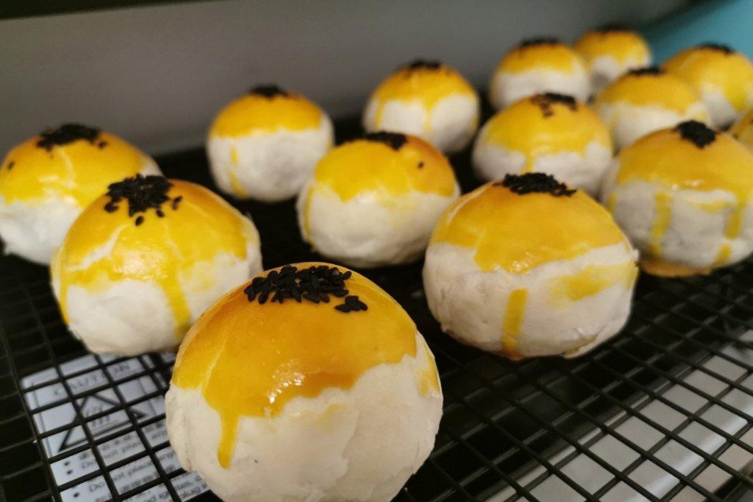 蛋黄酥 Danhuangsu