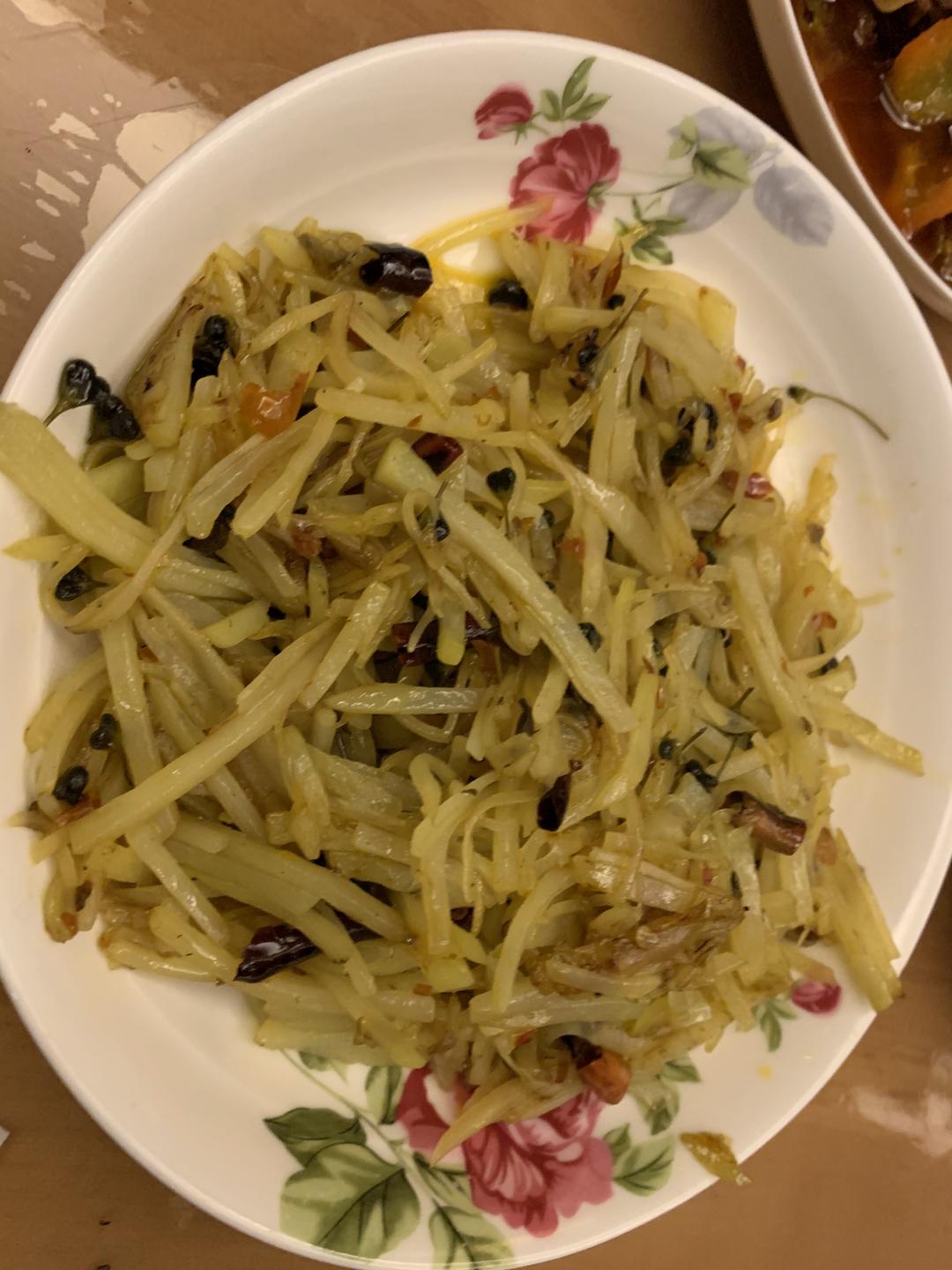 韭菜花炒洋芋丝的做法