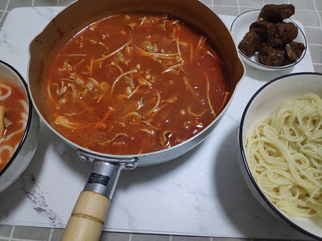 【金针菇番茄肥牛锅】