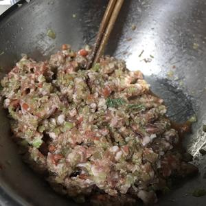 猪肉芹菜胡萝卜饺的做法 步骤3