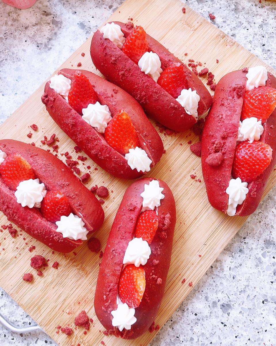 miyaro做的草莓之恋红丝绒草莓面包