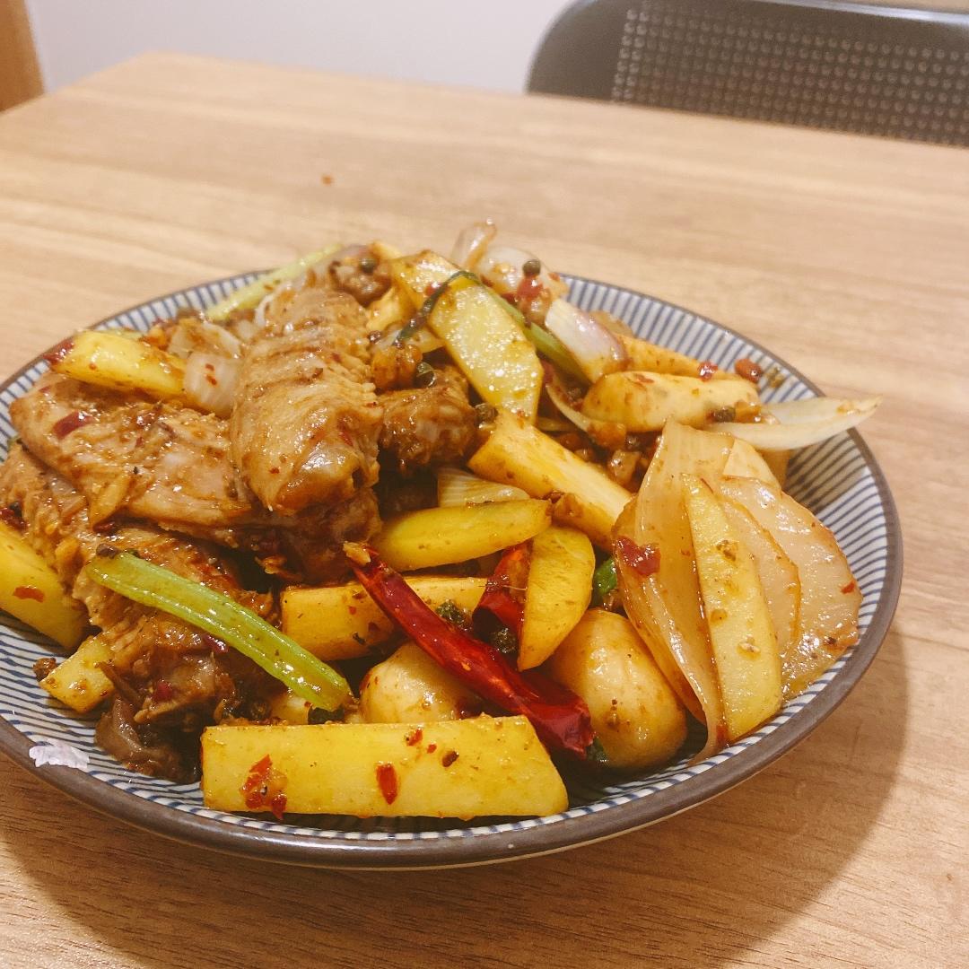 厨师长教你：“干锅鸭脚”的家常做法，边加热边吃全身都暖暖的