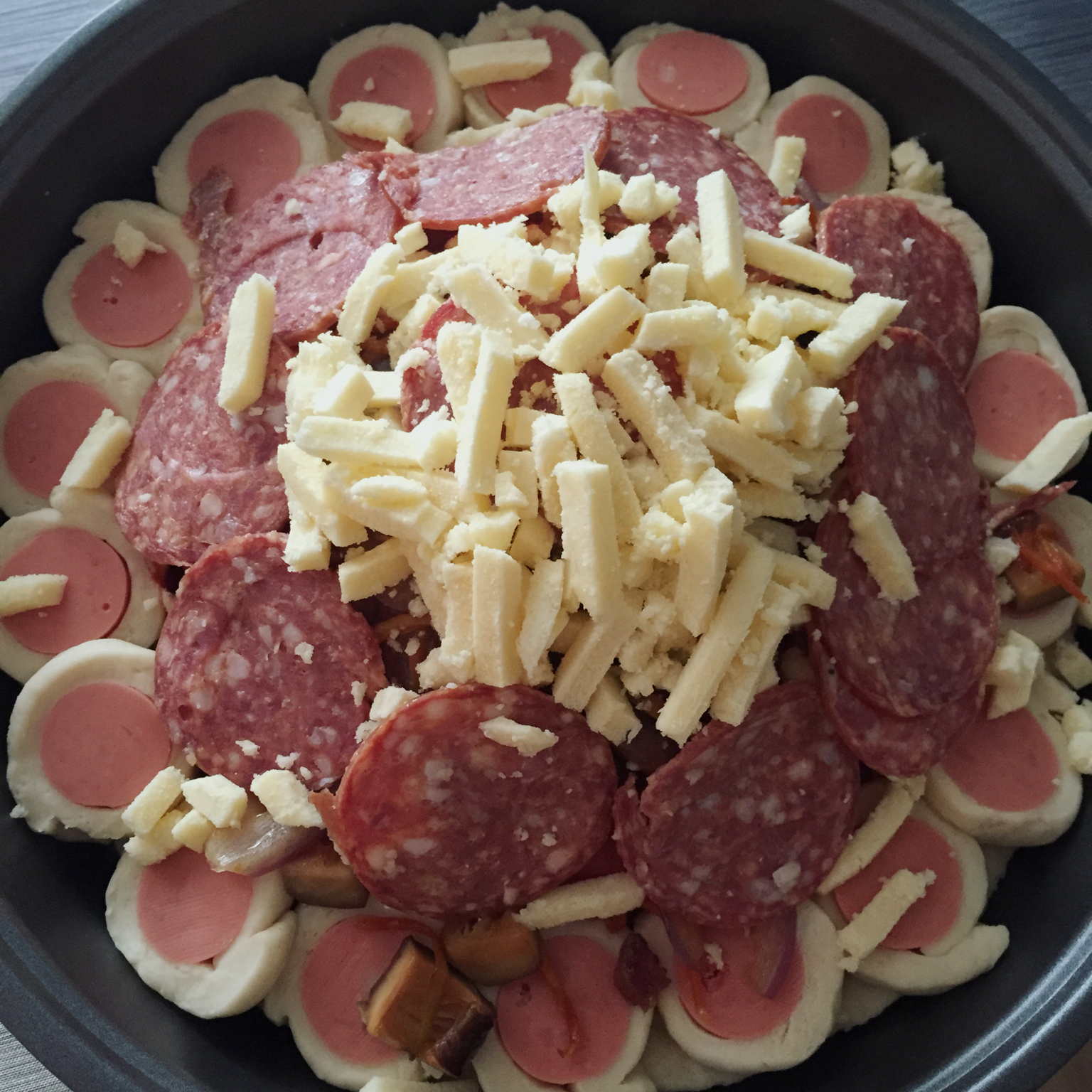 萨米肠蘑菇花边披萨