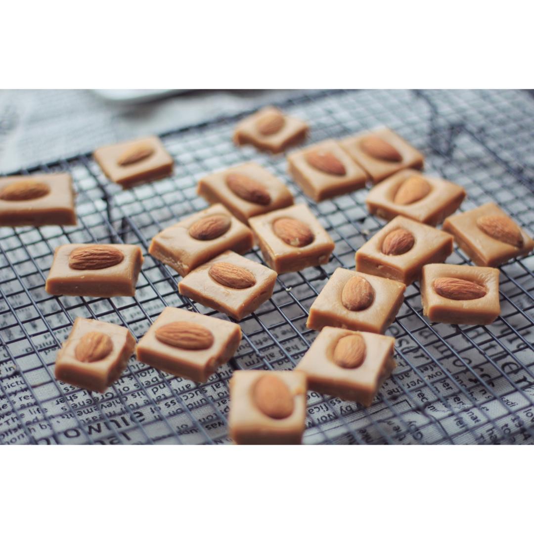 韩国杏仁牛奶糖的外表，日本生牛奶糖的芯