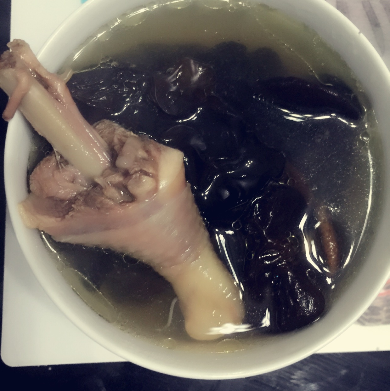 黑木耳炖鸡汤