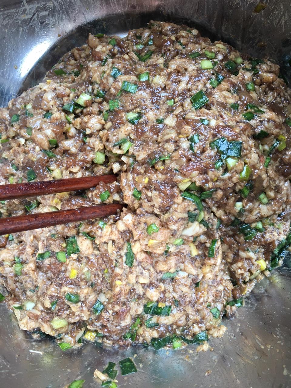 韭菜猪肉莲菜饺子的做法 步骤3