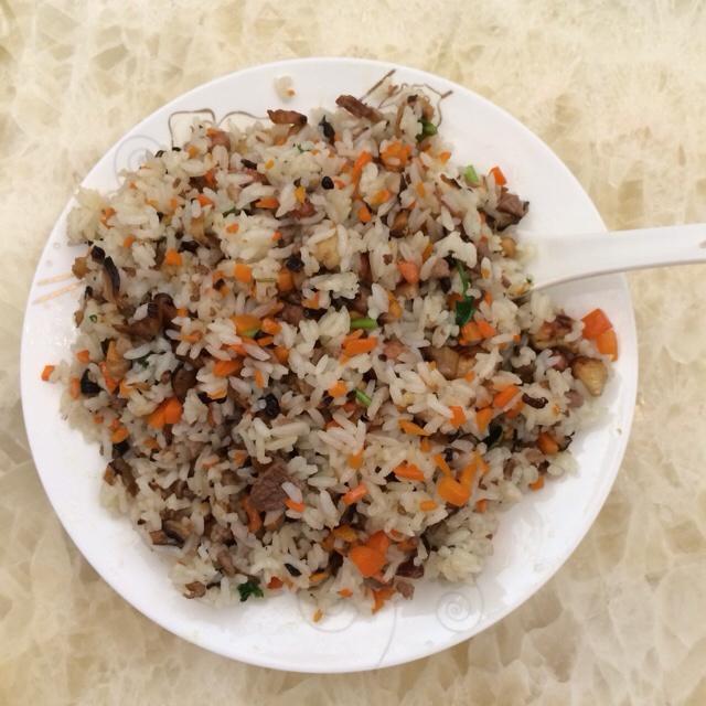 香菇胡萝卜炒饭
