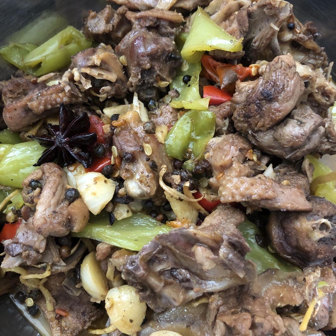 厨师长教你：用土灶烧“乡村啤酒鸭”，味道安逸得不摆了