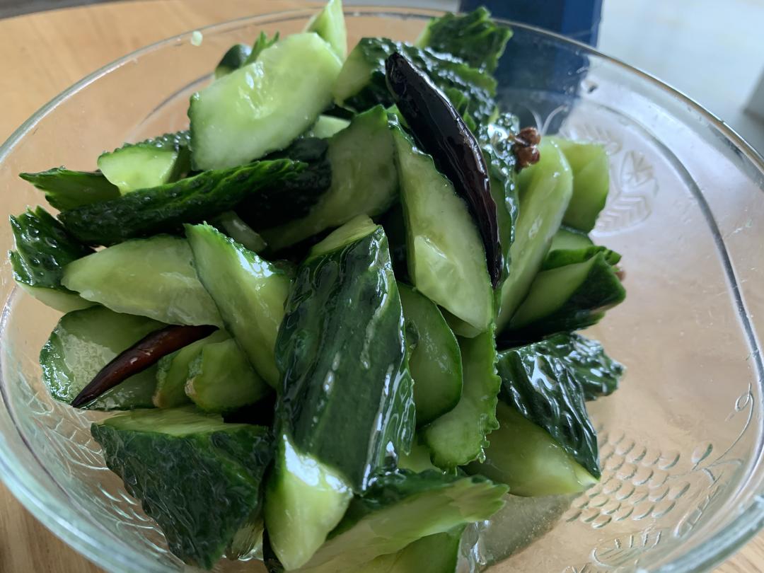 巨下称的炝拌黄瓜的做法