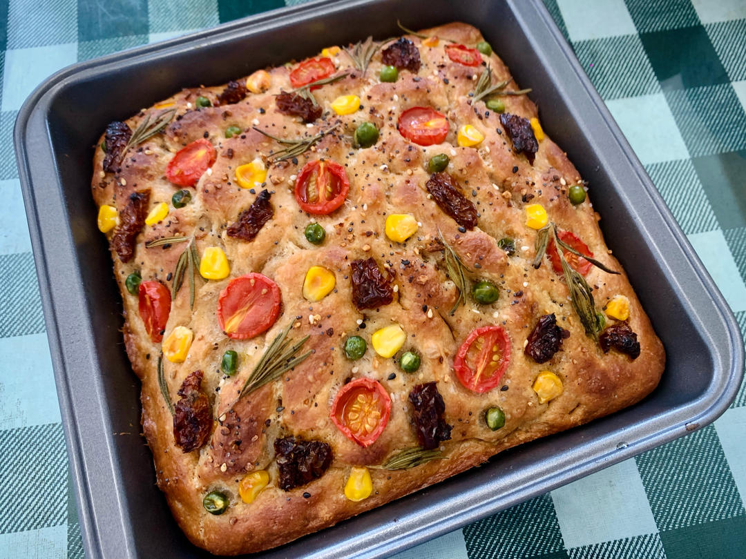 迷迭香番茄青豆佛卡夏Focaccia layered with rosemary tomatoes&peas——北鼎烤箱食谱