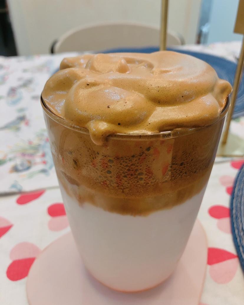 手打泡沫咖啡，风靡韩国的Dalgona 400次咖啡