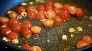 番茄罗勒煎红鲷鱼柳 Pan-fried Snapper fillet with tomato and basil sauté的做法 步骤14