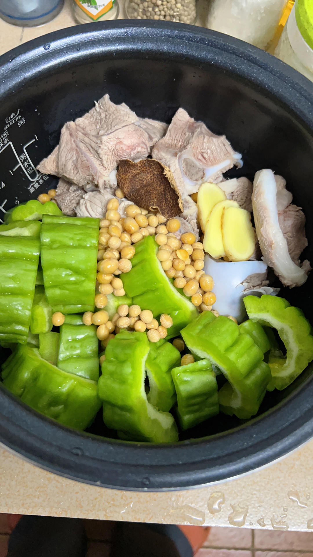 苦瓜黄豆猪骨汤