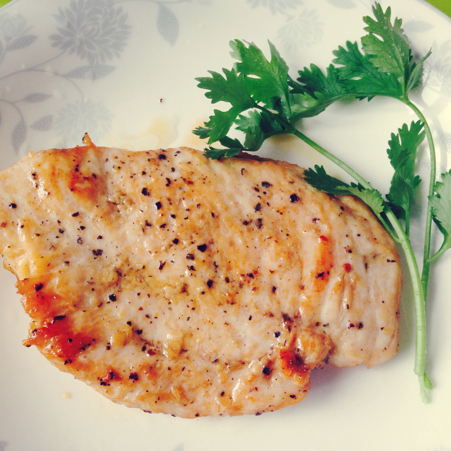 小火山上的蟹蟹做的酷炫屌炸天好吃的煎鸡胸肉(香蒜蜂蜜煎鸡胸肉)