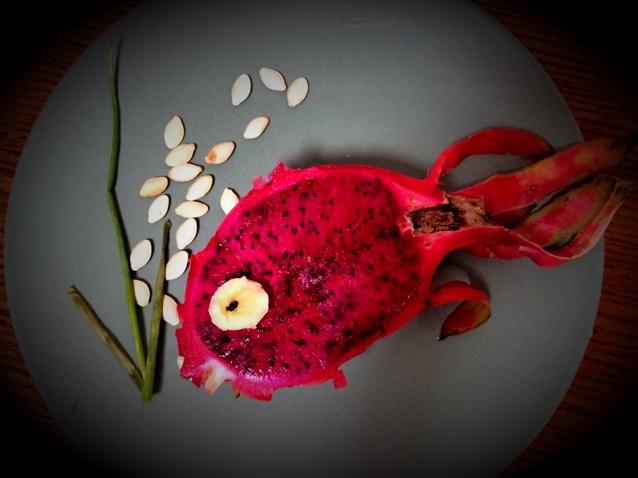 稻草人的世界做的我是一只鱼火龙果果盘