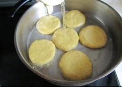 水煎玉米饼的做法 步骤7