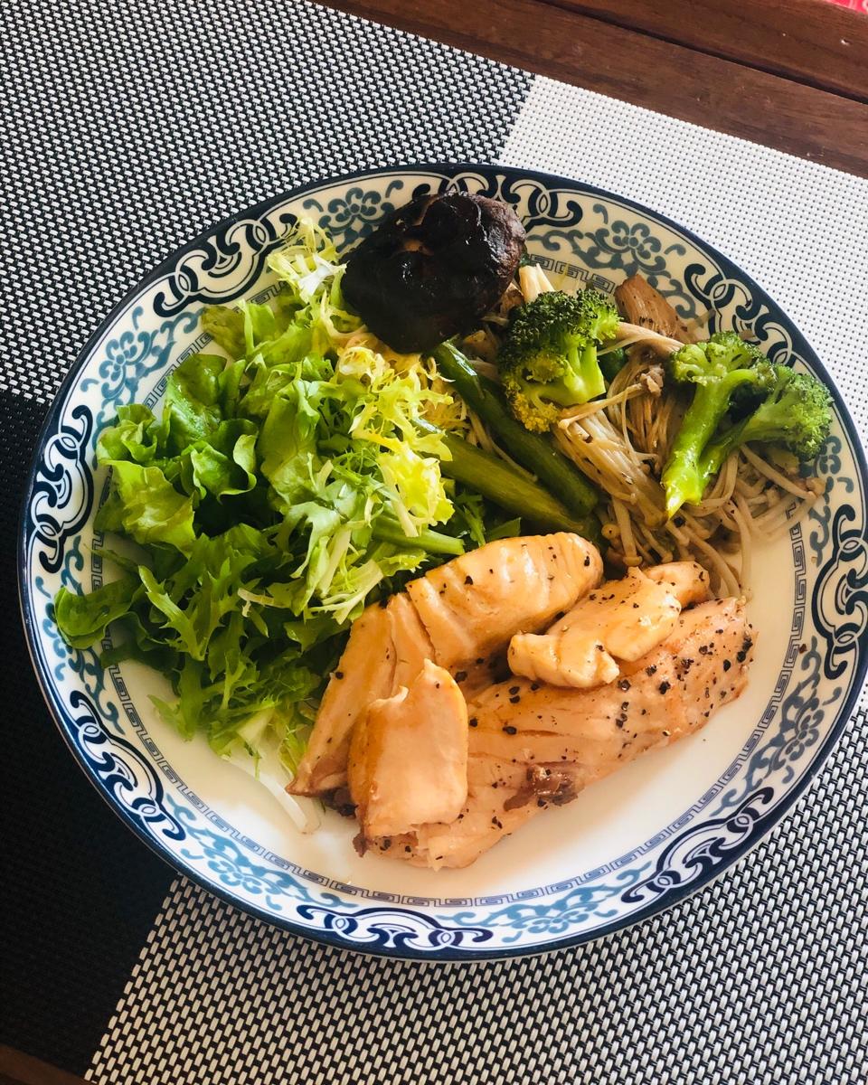 减脂增肌适用 ：烤三文鱼配荞麦面沙拉