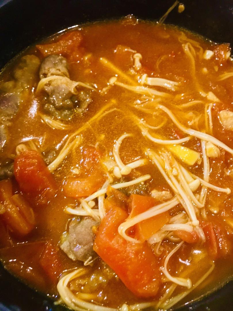 【金针菇番茄肥牛锅】