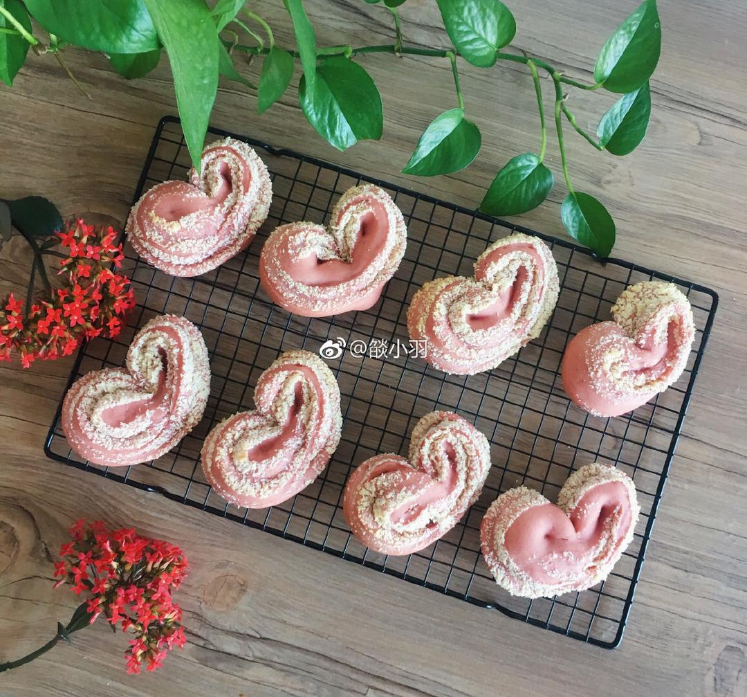 心形火龙果椰蓉面包