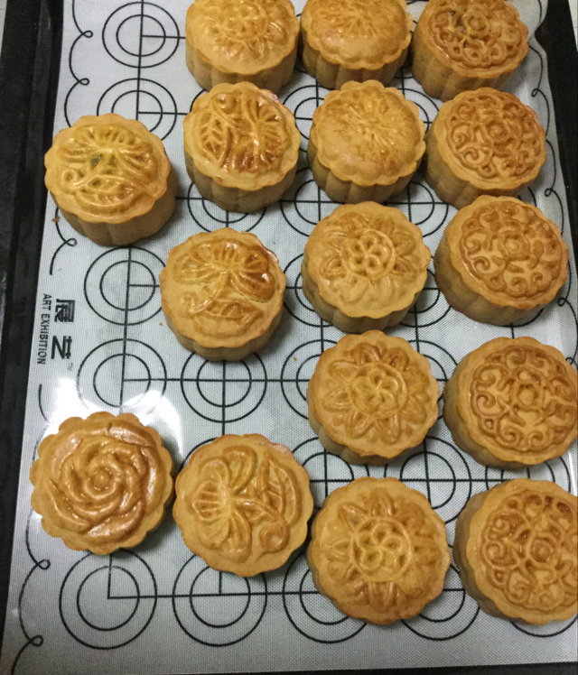 广式月饼—蛋黄莲蓉月饼