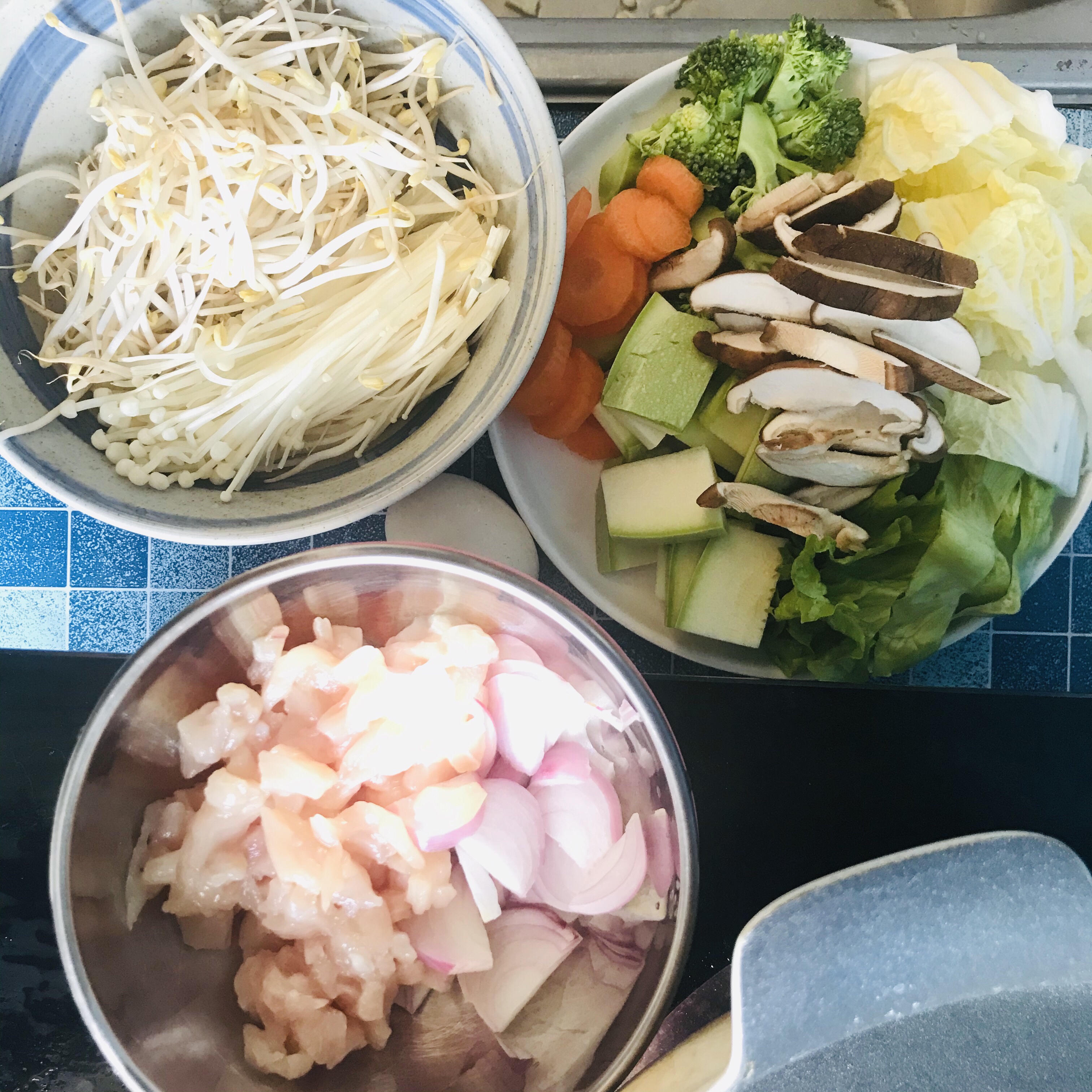 美味减脂辣白菜鸡肉蔬菜汤的做法 步骤1
