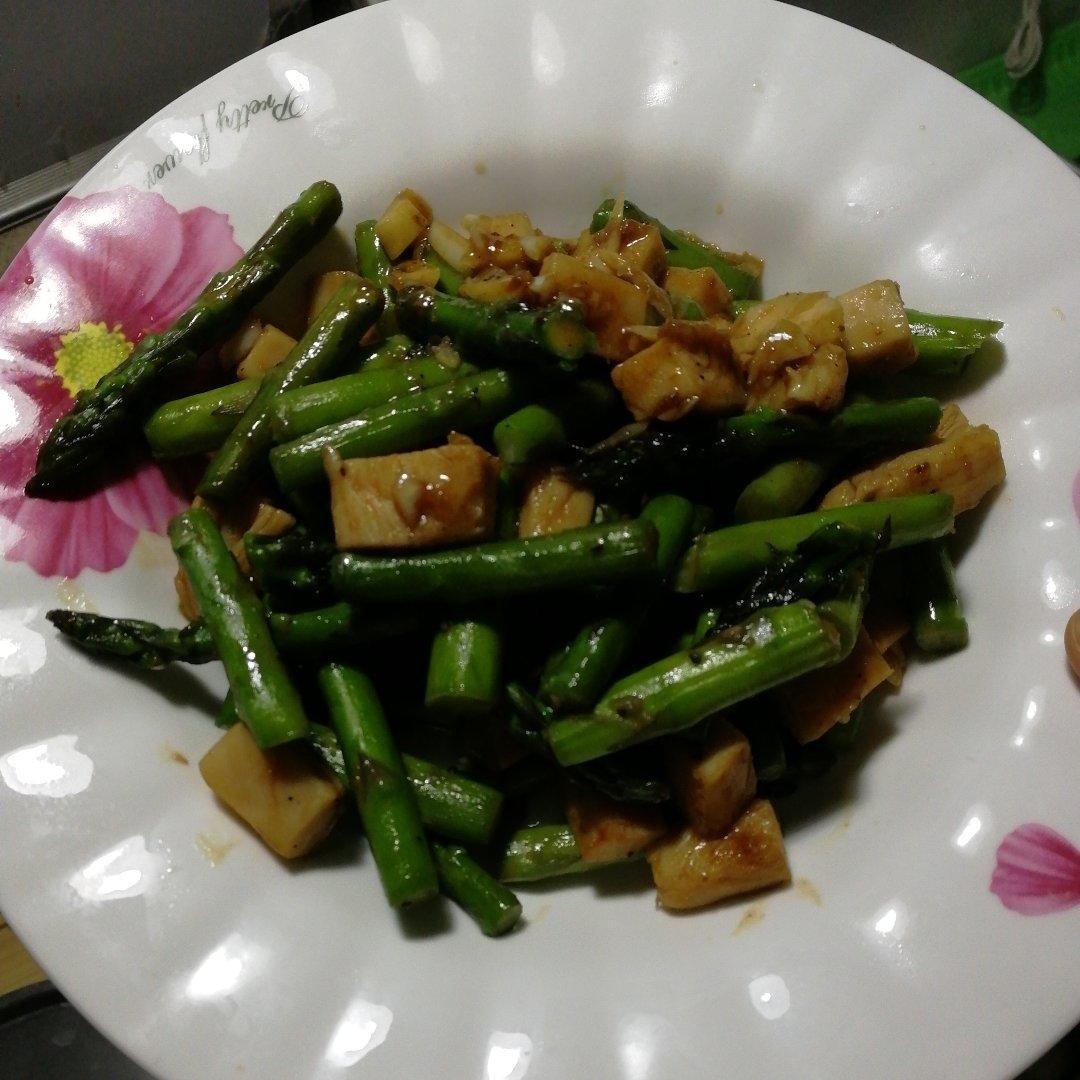 黑胡椒芦笋烤鸡肉