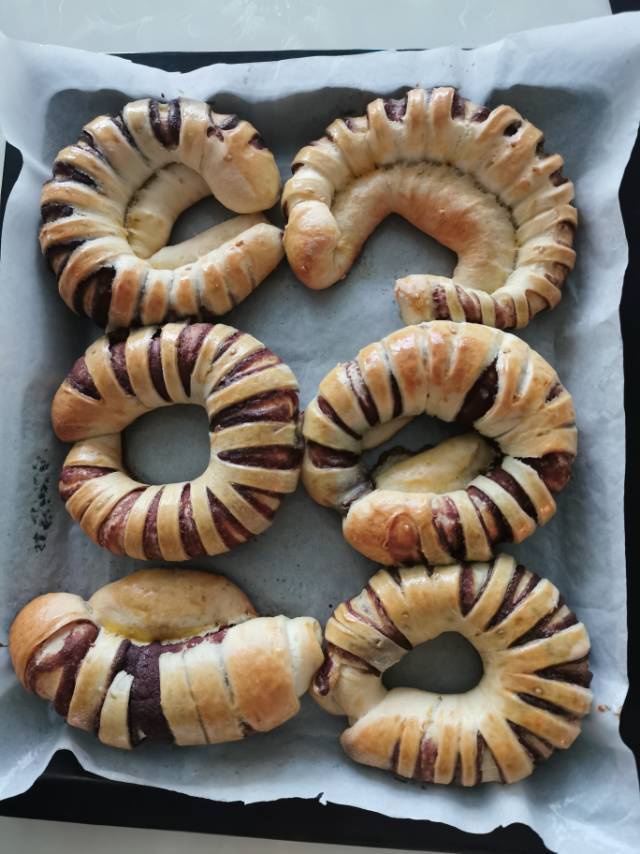 红豆沙面包卷——好吃得不得了#皮黑森林#