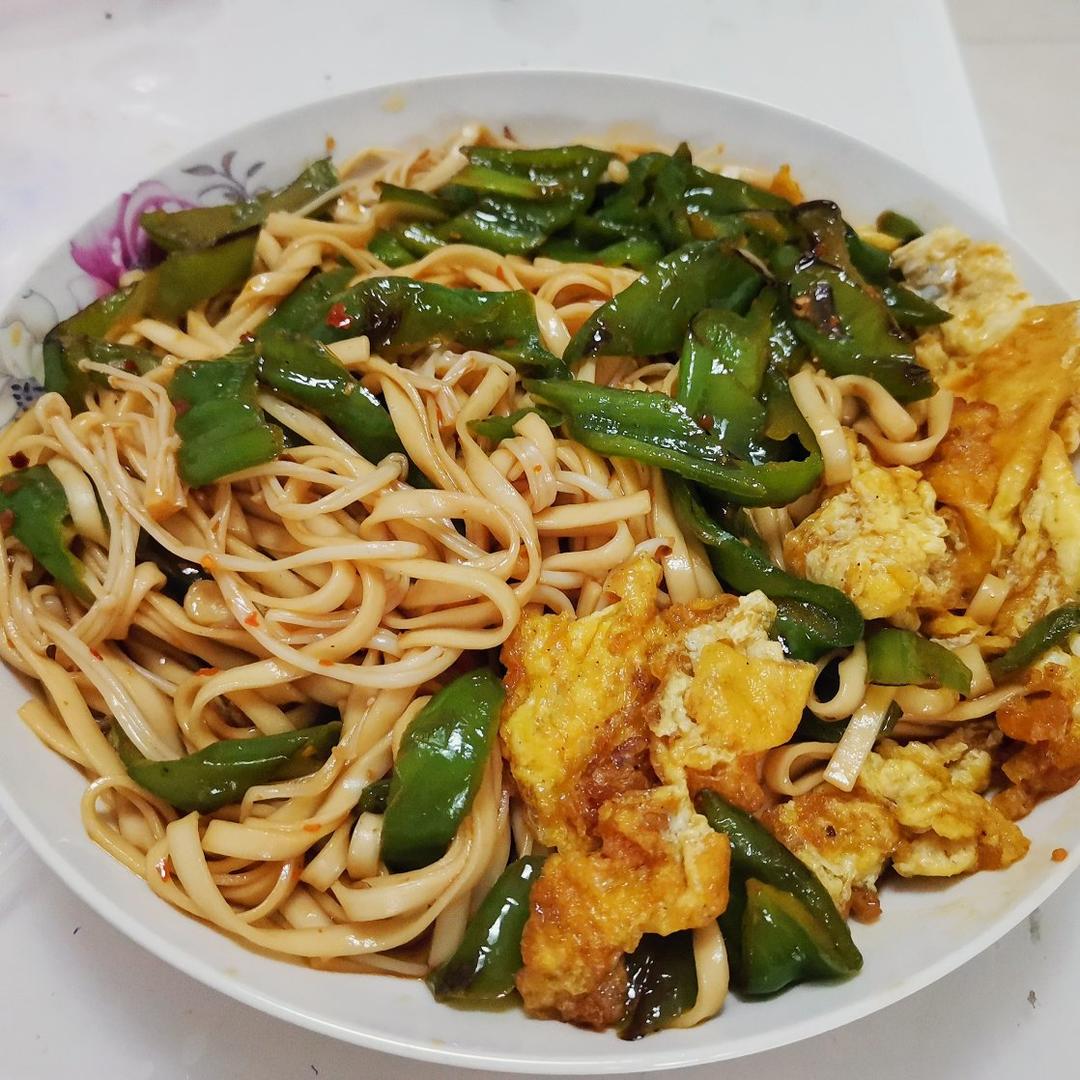 挂面神仙吃法㊙️香到舔盘子的青椒鸡蛋拌面