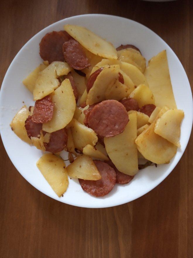 土豆炒香肠（快手美味小孩很爱）