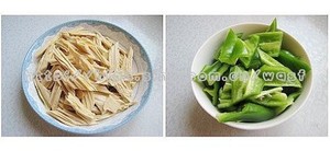 青椒炒腐竹的做法 步骤1