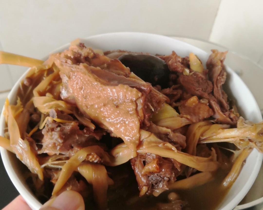 土鸡炖蘑菇（喝汤、吃肉都美味）